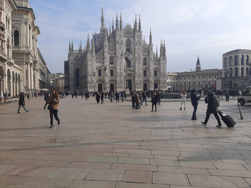 Lake Como tours with scenic lake, mountains and Northern Italy landscape